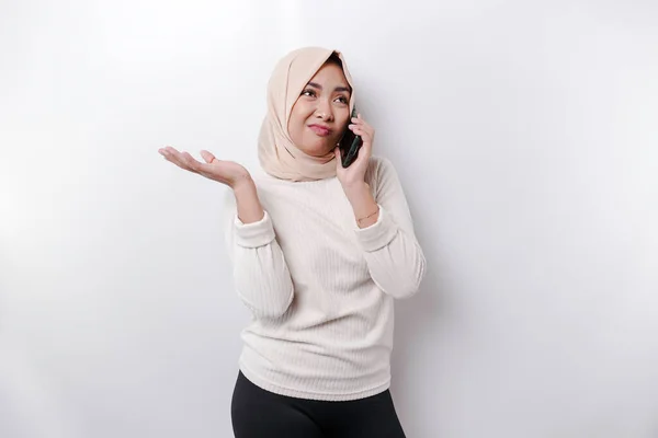Przemyślana Młoda Muzułmanka Azji Nosząca Hidżab Wskazująca Obok Siebie Miejsce — Zdjęcie stockowe