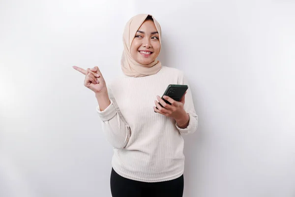 Heyecanlı Asyalı Kadın Tesettürlü Beyaz Arka Planla Izole Edilmiş Telefonunu — Stok fotoğraf