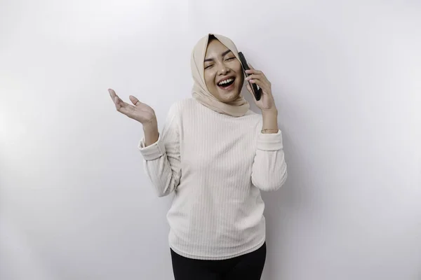 Mulher Asiática Excitada Usando Hijab Apontando Para Espaço Cópia Lado — Fotografia de Stock