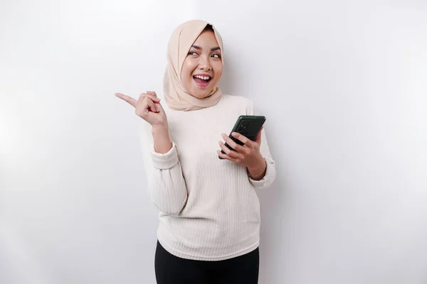 Emocionada Mujer Asiática Con Hijab Apuntando Espacio Copia Lado Mientras —  Fotos de Stock