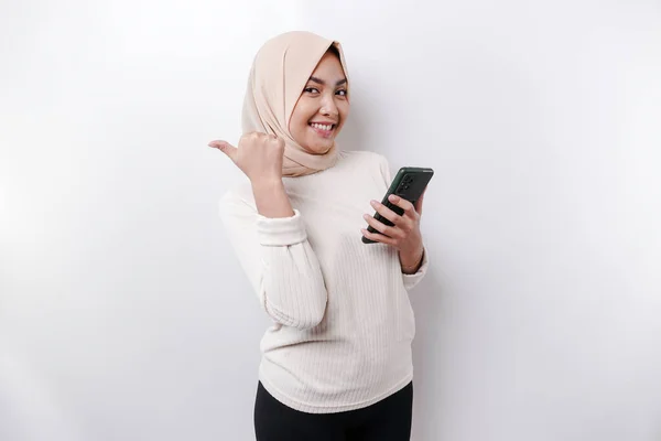 히잡을 배경에 고립된 핸드폰을 흥분한 아시아 — 스톡 사진