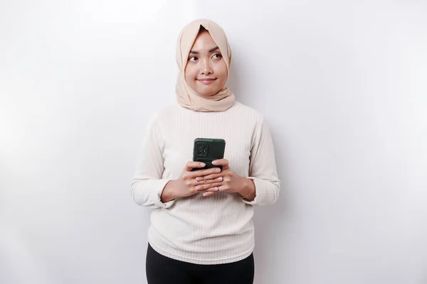 Eine Glückliche Asiatische Muslimin Mit Kopftuch Hält Ihr Handy Isoliert — Stockfoto