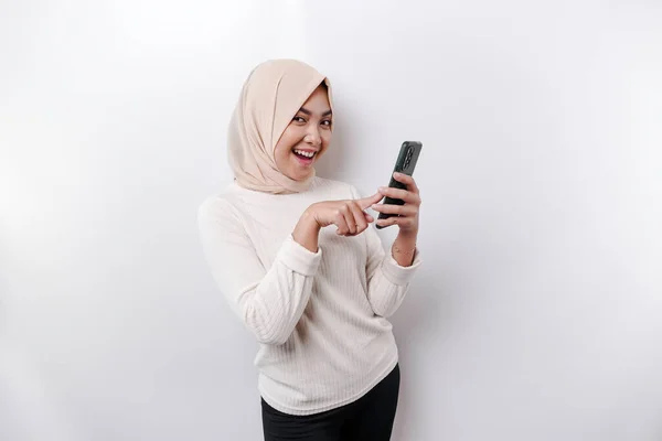 Счастливая Азиатка Мусульманка Платке Держащая Телефон Изолированная Белым Фоном — стоковое фото