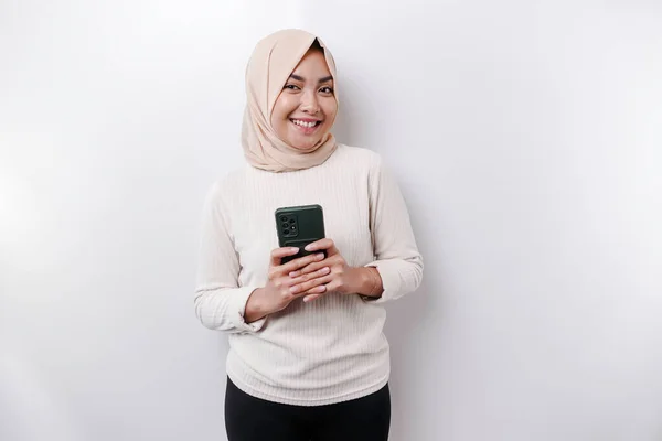 스카프를 배경에 고립된 아시아 이슬람 — 스톡 사진