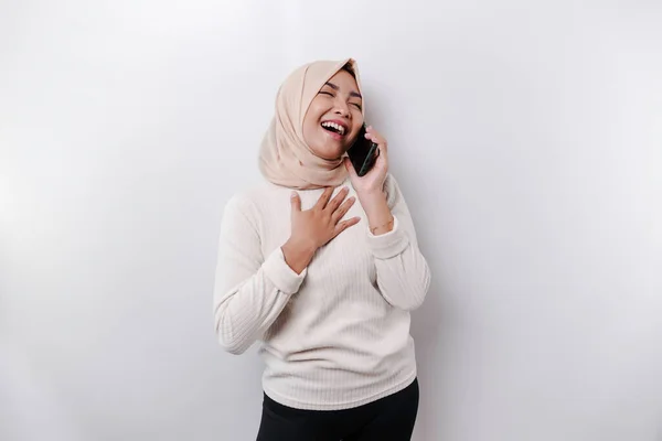 Een Gelukkige Aziatische Moslim Vrouw Draagt Een Hoofddoek Met Haar — Stockfoto