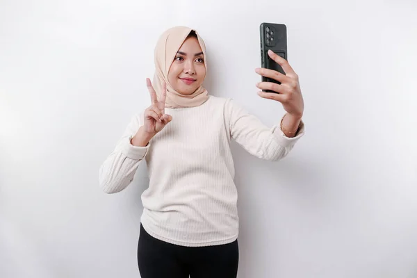 Uma Mulher Muçulmana Asiática Feliz Usando Lenço Cabeça Segurando Seu — Fotografia de Stock