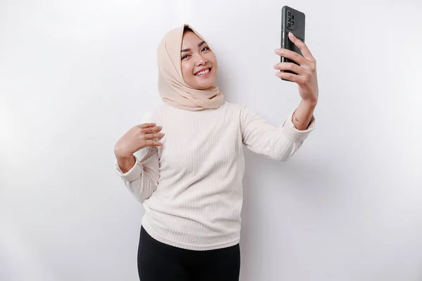 Seorang Wanita Muslim Asia Yang Bahagia Mengenakan Jilbab Memegang Ponselnya — Stok Foto