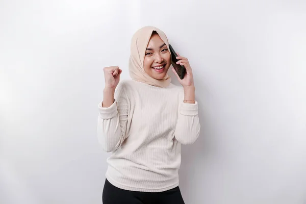 Mutlu Bir Asyalı Müslüman Kadın Başörtüsü Takıyor Telefonunu Tutuyor Beyaz — Stok fotoğraf