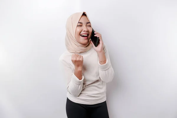 Счастливая Азиатка Мусульманка Платке Держащая Телефон Изолированная Белым Фоном — стоковое фото