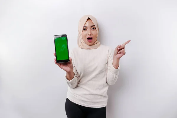 Zszokowana Azjatka Chustce Pokazująca Ekranie Telefonu Miejsce Ksero Odizolowana Białym — Zdjęcie stockowe