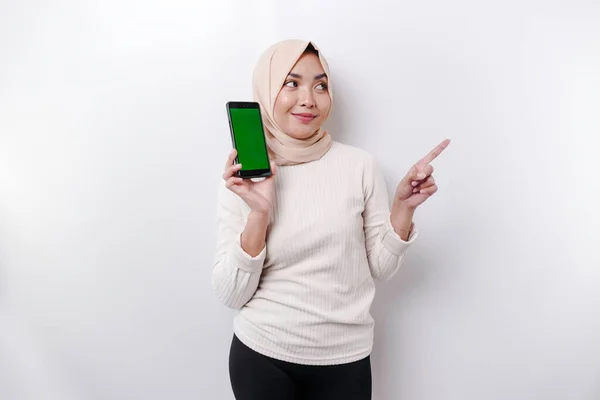 스카프를 흥분한 아시아인 이슬람 핸드폰을 주면서 공간을 가리키고 — 스톡 사진