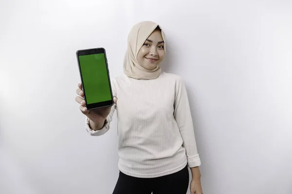 Glad Asiatisk Muslimsk Kvinna Bär Slöja Visar Sin Telefonskärm Isolerad — Stockfoto
