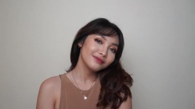 Doğal makyajlı güzel bir Asyalı kadının güzel, yavaş çekim çekimi. 