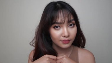 Doğal makyajlı güzel bir Asyalı kadının güzel, yavaş çekim çekimi. 