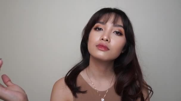 Schoonheid Slow Motion Schot Van Een Mooie Aziatische Vrouw Met — Stockvideo