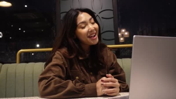 Synvinkel Bedårande Asiatisk Kvinna Som Har Ett Online Möte Ett — Stockvideo
