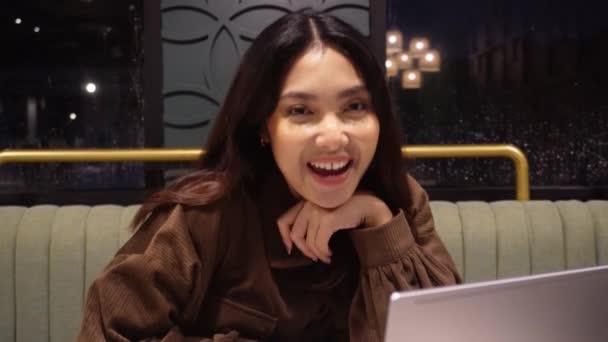 카페에서 사랑스러운 아시아 여성과 대화를 나누고있는 — 비디오