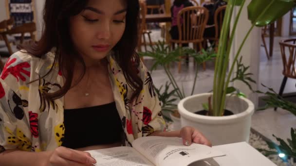 Una Mujer Asiática Adorable Sentada Leyendo Libro Restaurante — Vídeo de stock