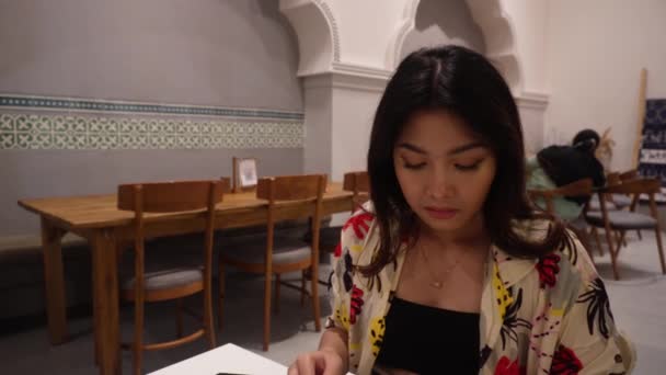 Una Mujer Asiática Adorable Sentada Leyendo Libro Restaurante — Vídeo de stock