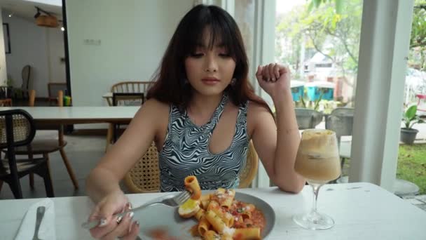 งเอเช ยสวยเพล ดเพล บอาหารและกาแฟของเธอในคาเฟ ในช วงเวลากลางว — วีดีโอสต็อก