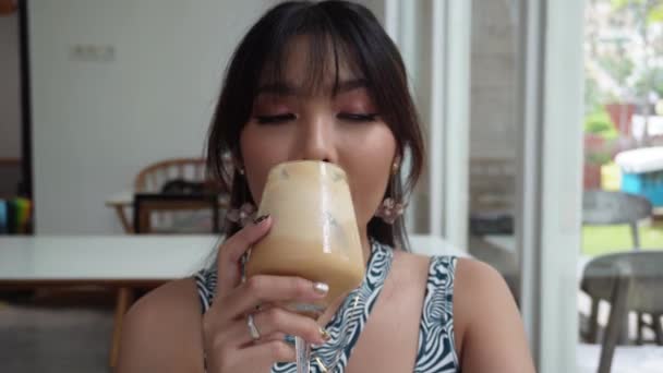 카페에서 그녀의 음식과 커피를 즐기는 아시아 — 비디오