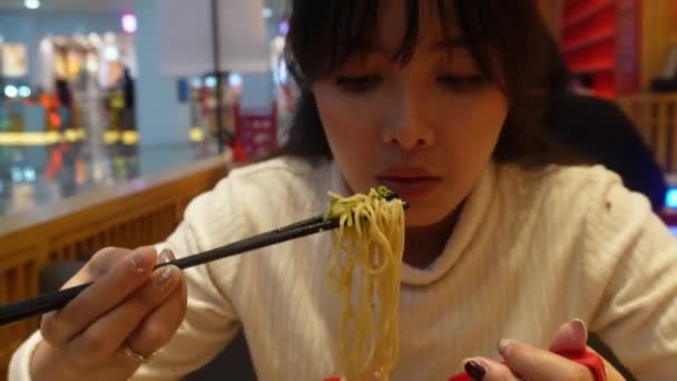 Çekici Bir Asyalı Kadın Restoranda Yemek Yiyor Erişte Yiyor Çubukla — Stok video