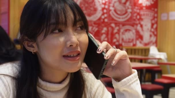 Una Atractiva Mujer Asiática Conversando Por Teléfono Mientras Cenaba Restaurante — Vídeos de Stock