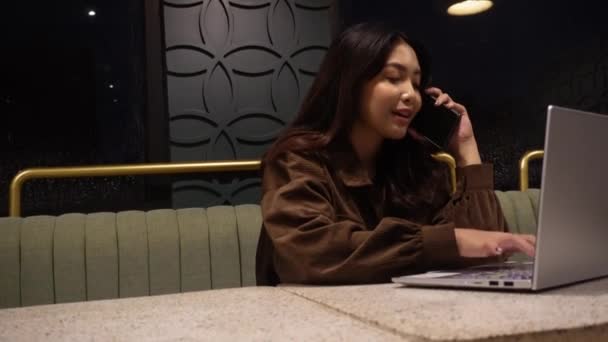 Nézőpont Hogy Egy Imádnivaló Ázsiai Nővel Beszélgetsz Egy Kávézóban — Stock videók