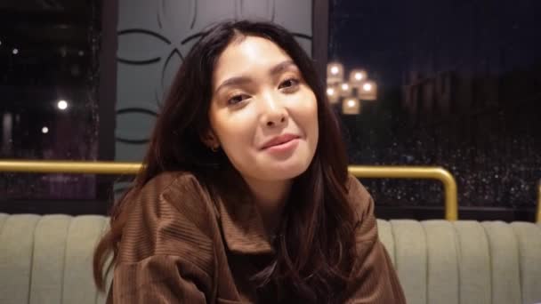 카페에서 사랑스러운 아시아 여성과 대화를 나누고있는 — 비디오