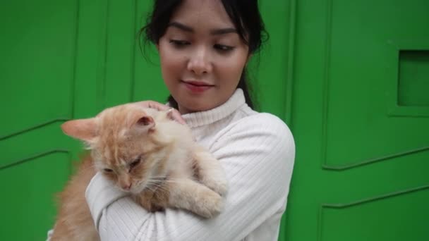 Красивая Азиатка Несет Свою Оранжевую Кошку Ангору — стоковое видео