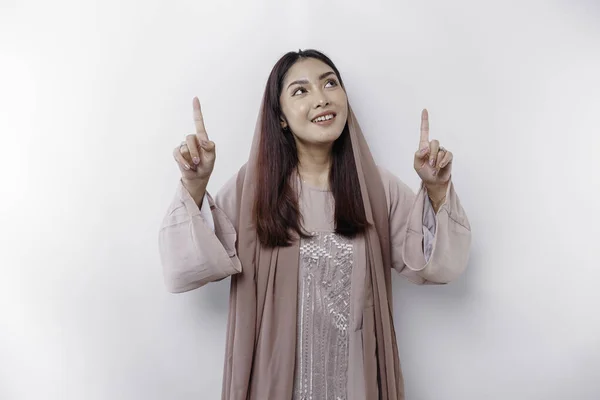 Aufgeregte Asiatische Muslimin Mit Kopftuch Zeigt Auf Den Kopierraum Über — Stockfoto
