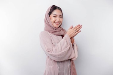 Genç, Asyalı, Müslüman bir kadının portresi başörtüsü takıyor ve bayram hediyesi.