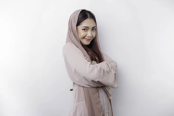 스카프를 두르고 배경에 고립된 카메라를 아시아 이슬람 자신감 미소짓는 — 스톡 사진