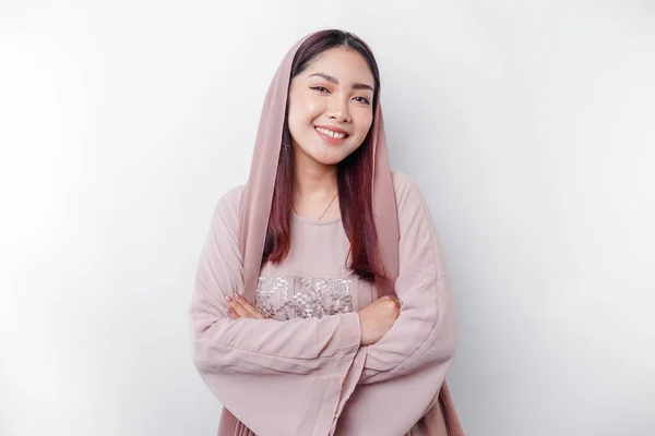Kendine Güvenen Asyalı Müslüman Bir Kadın Başörtüsü Takıyor Kollarını Kavuşturup — Stok fotoğraf