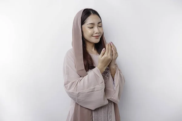 宗教的な美しいアジアのイスラム教徒の少女は 白い背景によって隔離され 神に祈るスカーフを着て — ストック写真