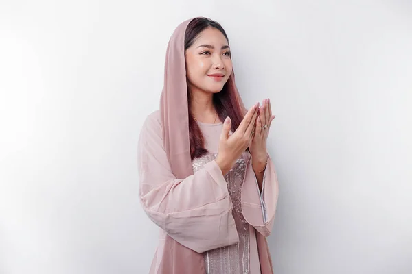 스카프를 기도를 드리고 아시아의 아름다운 종교적 배경에 고립되어 — 스톡 사진