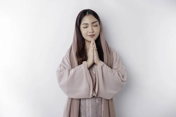 Religiös Vacker Asiatisk Muslimsk Flicka Bär Slöja Till Gud Isolerad — Stockfoto