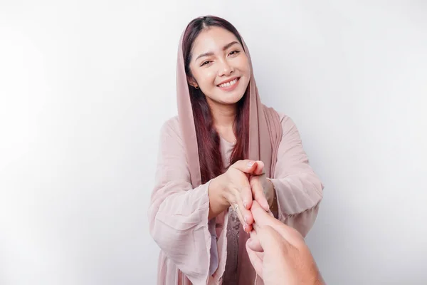 Genç Güzel Asyalı Müslüman Bir Kadının Portresi Başörtüsü Takmış Sıkışırken — Stok fotoğraf