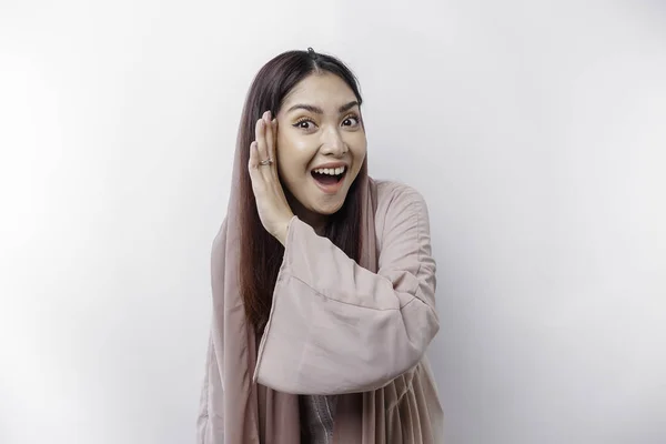 Uma Jovem Mulher Muçulmana Asiática Curiosa Usando Lenço Cabeça Tentando — Fotografia de Stock