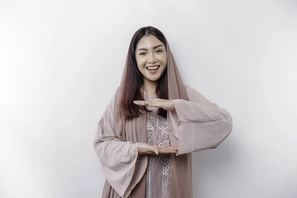 Ung Asiatisk Muslimsk Kvinde Isoleret Baggrund Holder Kopiplads Imaginær Håndfladen - Stock-foto