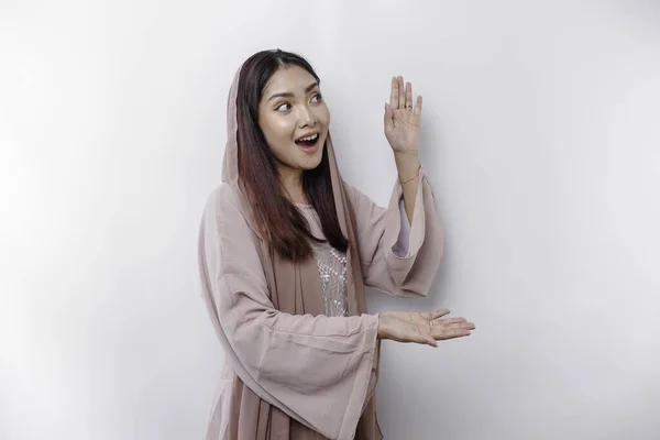 Shocked Asian Muslim Woman Pointing Copy Space Her Isolated White — Stok fotoğraf