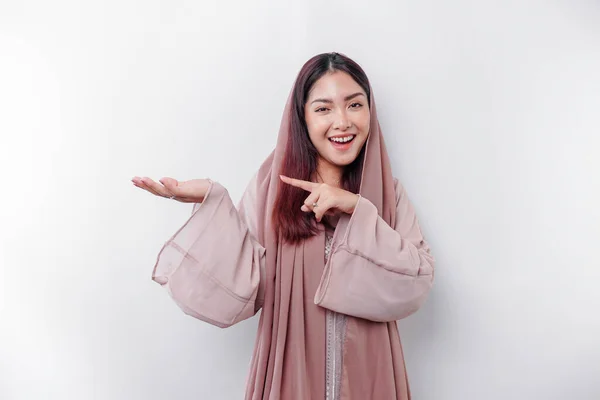 Joven Mujer Musulmana Asiática Sonriendo Mientras Señala Para Copiar Espacio —  Fotos de Stock