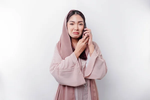 Eine Unglückliche Asiatische Muslimin Mit Kopftuch Wischt Sich Während Eines — Stockfoto
