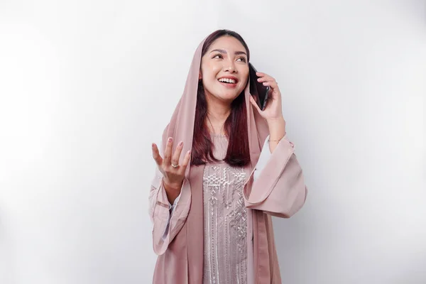 Glad Asiatisk Muslimsk Kvinna Bär Slöja Glatt Talar Telefonen Isolerad — Stockfoto