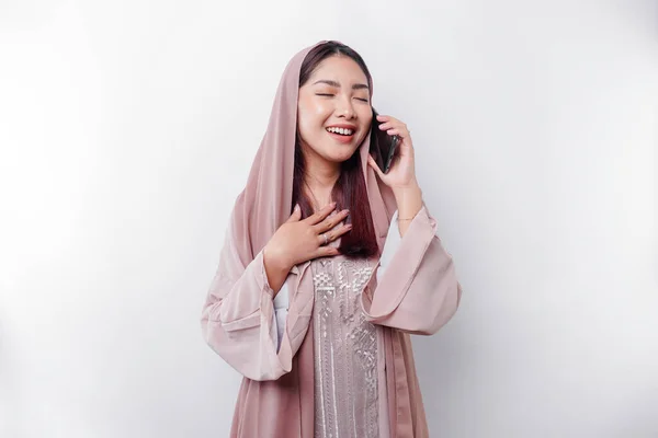 Eine Glückliche Asiatische Muslimin Trägt Ein Kopftuch Telefoniert Fröhlich Isoliert — Stockfoto