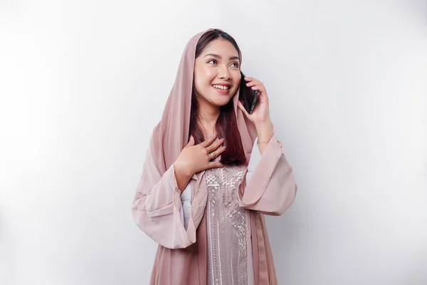 白い背景によって隔離された 電話で楽しく話して スカーフを着て幸せなアジアのイスラム教徒の女性 — ストック写真