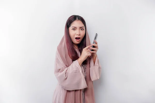 Шокована Азіатка Одягнена Хустку Тримає Телефон Ізольований Білим Фоном — стокове фото