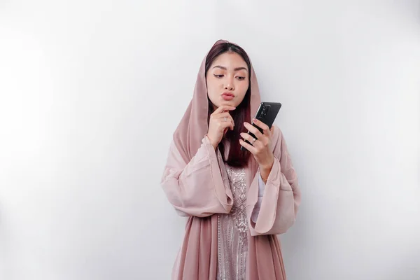 Betænksom Ung Asiatisk Muslimsk Kvinde Iført Hijab Holder Hendes Hage - Stock-foto