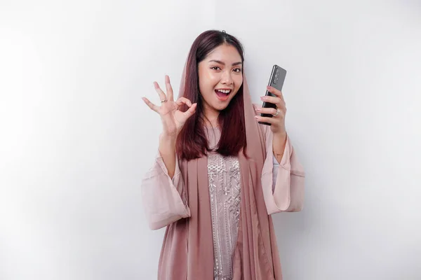 Portrait Happy Asian Muslim Woman Smiling Holding Her Smartphone Gesturing — Fotografia de Stock