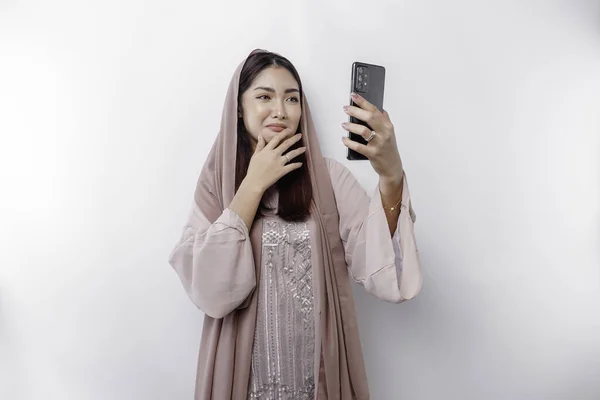 Nieszczęśliwa Azjatycka Muzułmanka Chustce Wyciera Łzy Rozpaczy Podczas Rozmowy Wideo — Zdjęcie stockowe